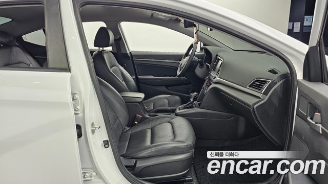 Hyundai AVANTE 2018 — photo 11