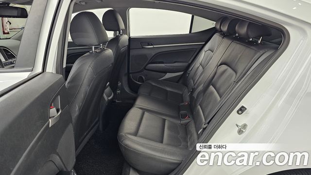 Hyundai AVANTE 2018 — photo 12