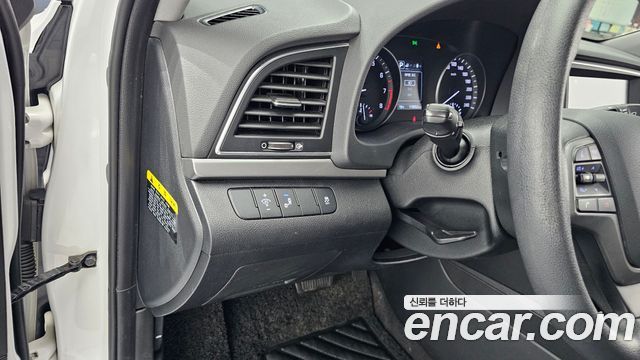 Hyundai AVANTE 2018 — photo 18