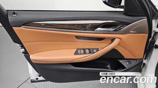 BMW 5-Series 2021 — photo 14
