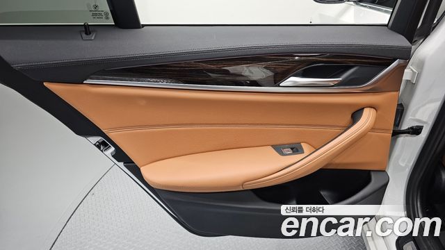 BMW 5-Series 2021 — photo 15