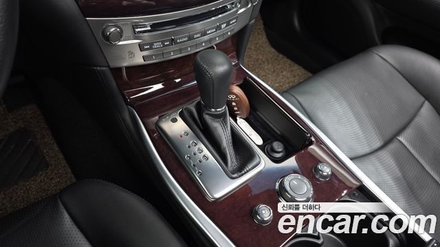 Infiniti Q70 2019 — photo 12