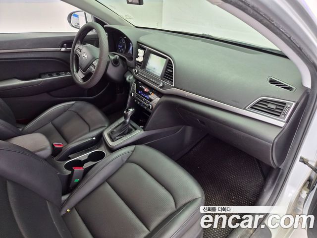 Hyundai AVANTE 2016 — photo 11