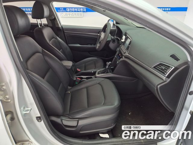 Hyundai AVANTE 2016 — photo 13