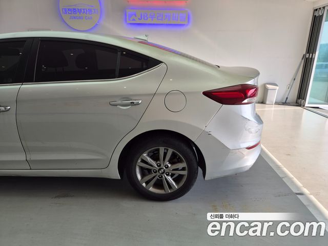 Hyundai AVANTE 2016 — photo 17