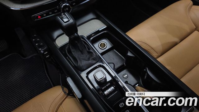 Volvo XC60 2018 — photo 12