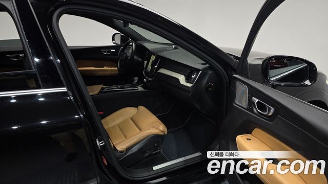 Volvo XC60 2018 — photo 17
