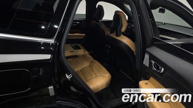 Volvo XC60 2018 — photo 18