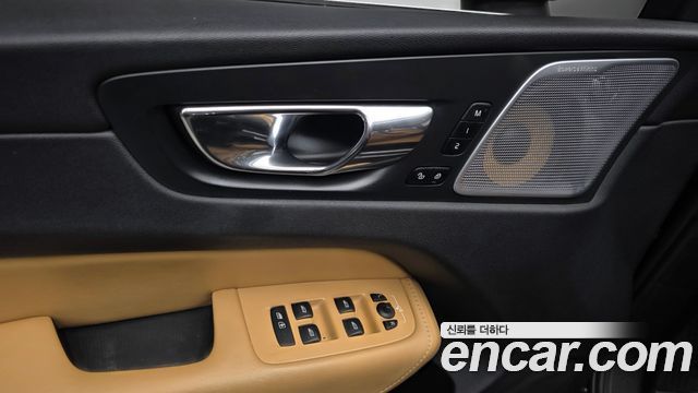 Volvo XC60 2018 — photo 24