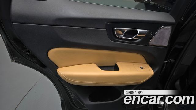 Volvo XC60 2018 — photo 15