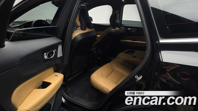 Volvo XC60 2018 — photo 16