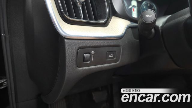 Volvo XC60 2018 — photo 33