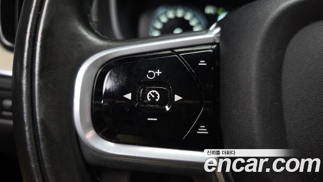 Volvo XC60 2018 — photo 34