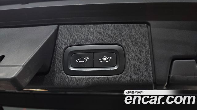 Volvo XC60 2018 — photo 40