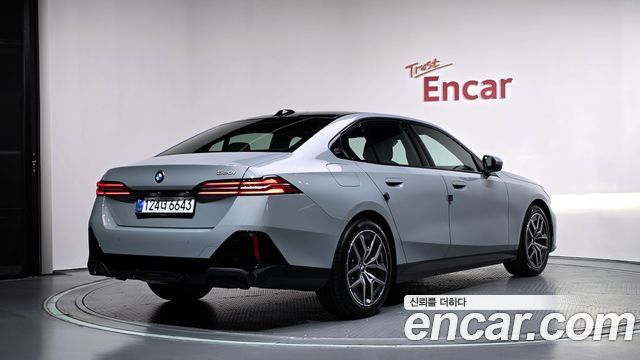 BMW 5-Series 2027 — photo 2