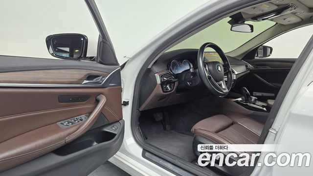 BMW 5-Series 2018 — photo 13