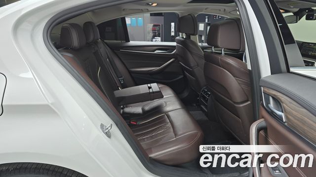 BMW 5-Series 2018 — photo 17