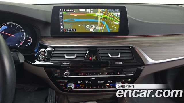 BMW 5-Series 2018 — photo 19