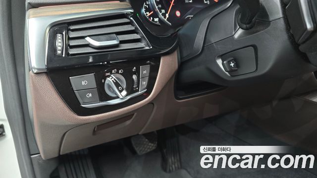 BMW 5-Series 2018 — photo 24