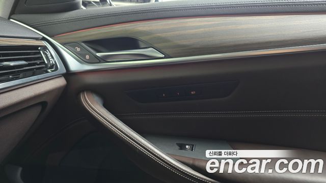 BMW 5-Series 2018 — photo 26