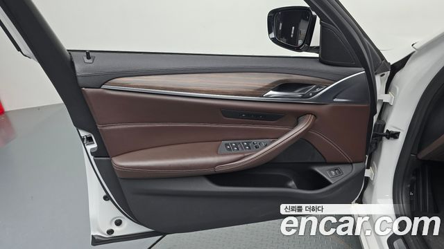 BMW 5-Series 2018 — photo 14