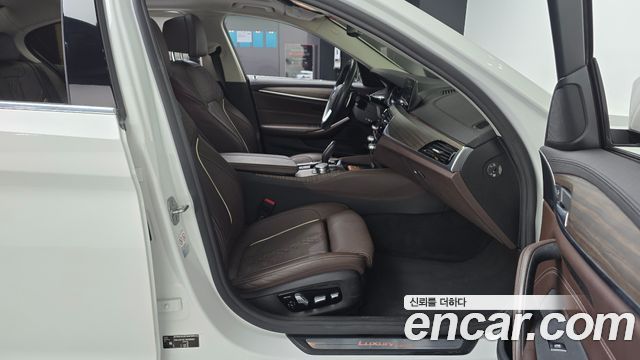 BMW 5-Series 2018 — photo 16