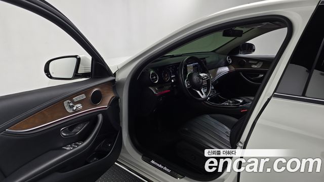 Mercedes-Benz E-Class 2019 — photo 13