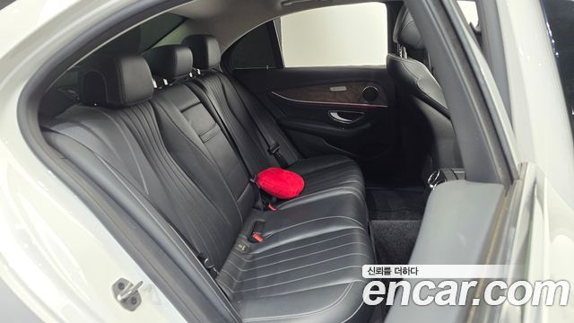Mercedes-Benz E-Class 2019 — photo 17