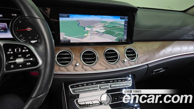 Mercedes-Benz E-Class 2019 — photo 18