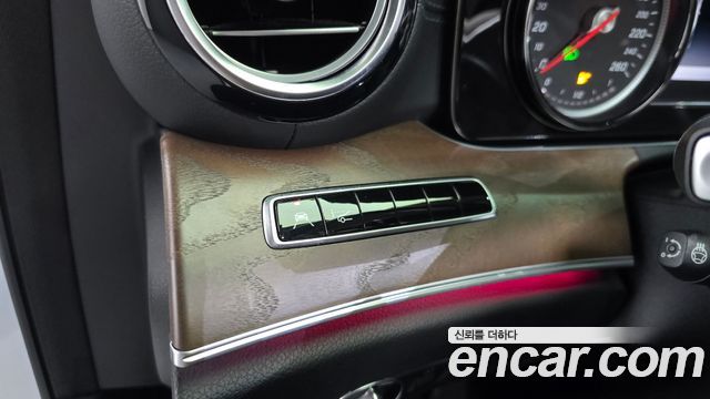 Mercedes-Benz E-Class 2019 — photo 26