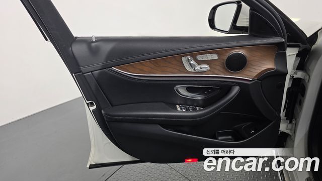 Mercedes-Benz E-Class 2019 — photo 14