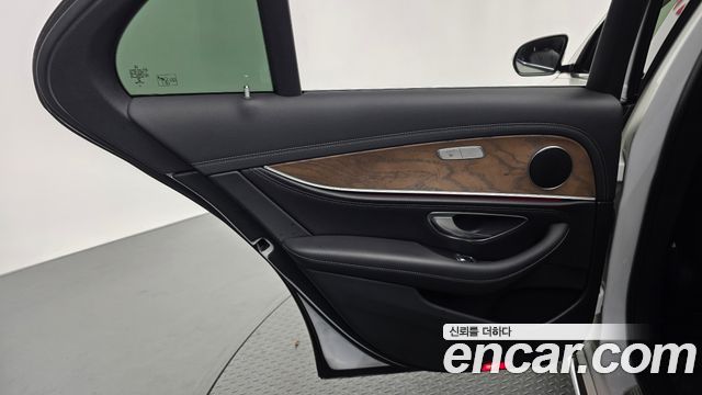Mercedes-Benz E-Class 2019 — photo 15