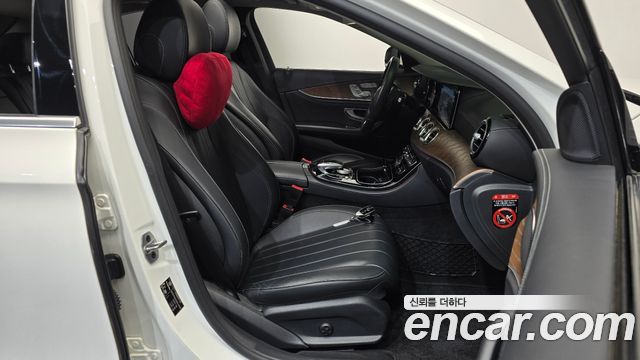 Mercedes-Benz E-Class 2019 — photo 16