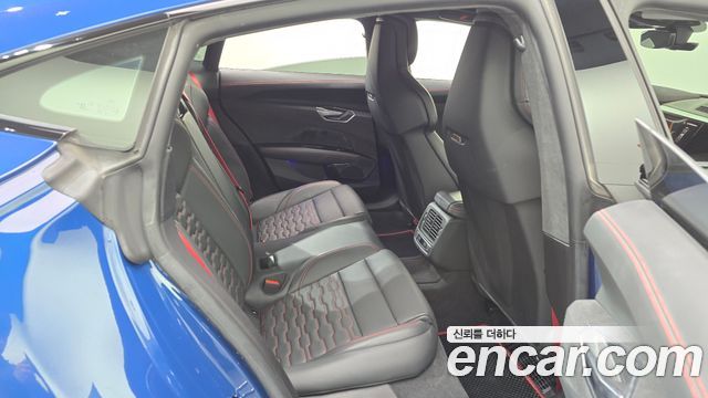 Audi RS e-tron GT 2022 — photo 25
