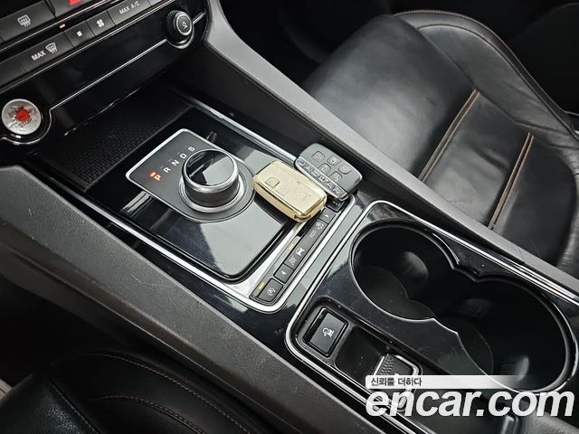 Jaguar F-PACE 2017 — photo 9
