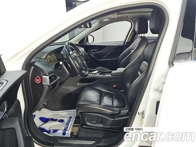 Jaguar F-PACE 2017 — photo 10