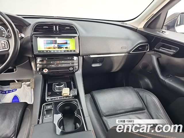 Jaguar F-PACE 2017 — photo 11