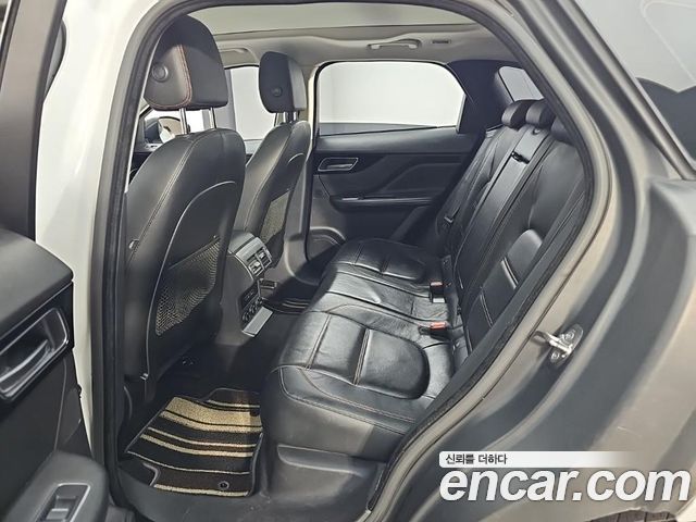 Jaguar F-PACE 2017 — photo 12