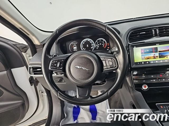 Jaguar F-PACE 2017 — photo 18