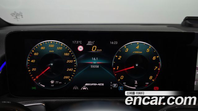 Mercedes-Benz GLB-Class 2021 — photo 11