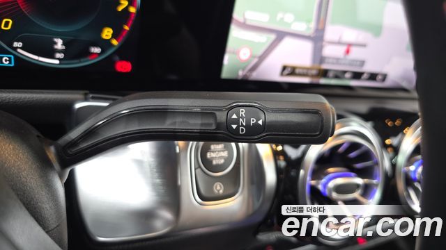 Mercedes-Benz GLB-Class 2021 — photo 12