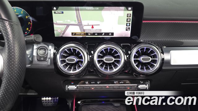 Mercedes-Benz GLB-Class 2021 — photo 19