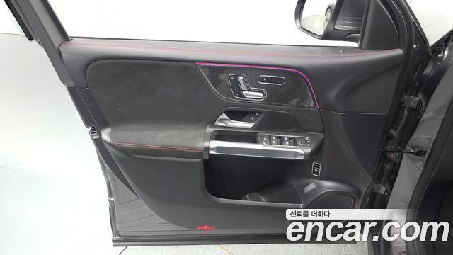 Mercedes-Benz GLB-Class 2021 — photo 14