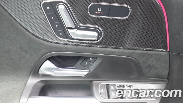 Mercedes-Benz GLB-Class 2021 — photo 27
