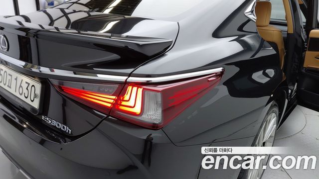 Lexus ES 2022 — photo 10