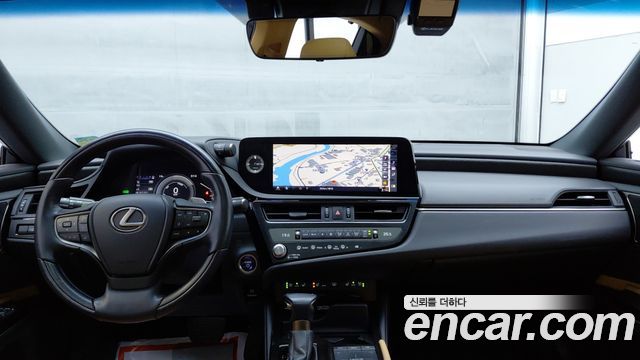 Lexus ES 2022 — photo 19