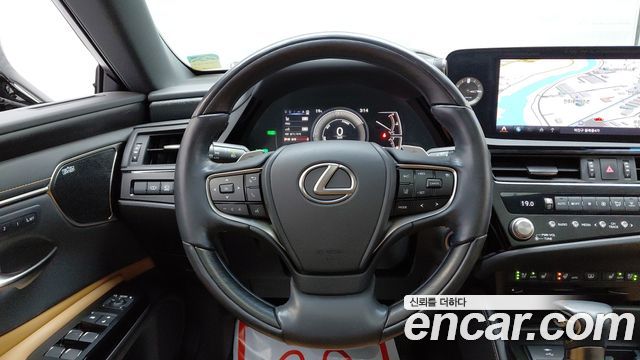 Lexus ES 2022 — photo 20