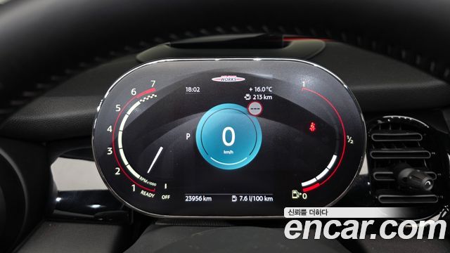 Mini Cooper Convertible 2024 — photo 11