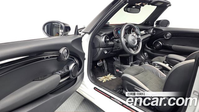 Mini Cooper Convertible 2024 — photo 13