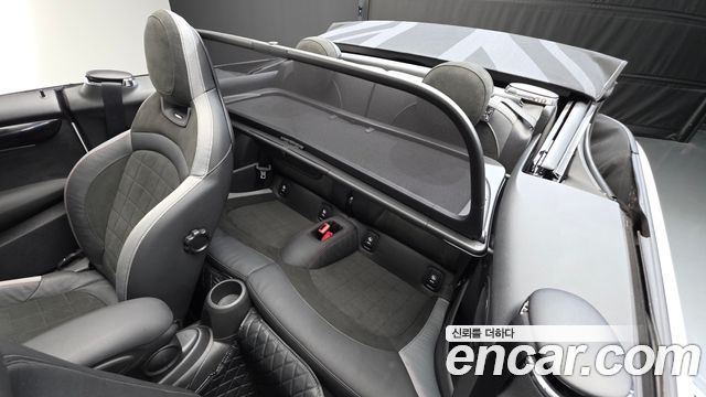 Mini Cooper Convertible 2024 — photo 17